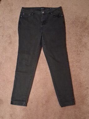 Women’s Skinny Jeans in Washed Black